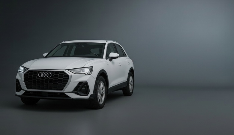 chico al lado de un coche blanco