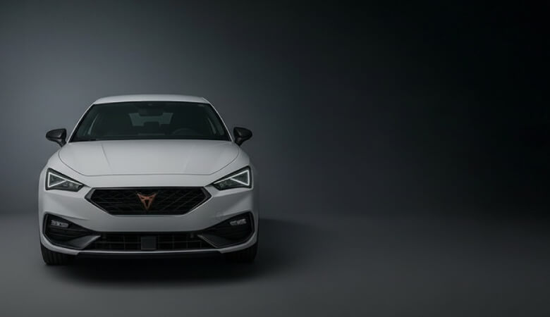 chico al lado de un coche blanco